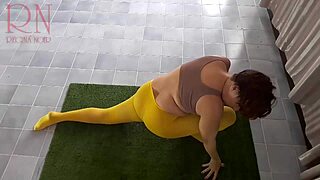 Regina Noir Performs Yoga In Yellow Tights At Gym Without Panties For Ballerina Workout And Striptease