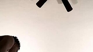 solo estaba bromeando con mi amigo, pero ahora estoy mostrando mi sexy culo latino en solitario?