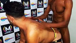 Sexo gay a três ao vivo no palco com big cock domination and interracial handjob.