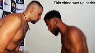 Sexo gay a três ao vivo no palco com big cock domination and interracial handjob.