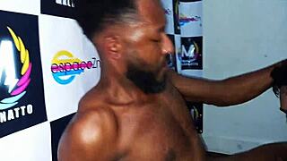 Sexo gay a três ao vivo no palco com big cock domination and interracial handjob.