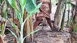 Milf evangélica with big pussy lips urinates in public outdoor spot