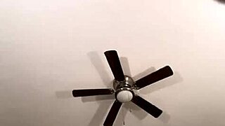 solo estaba bromeando con mi amigo, pero ahora estoy mostrando mi sexy culo latino en solitario?