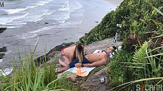 Casal flagrado transando na praia de São Paulo com foda anal ao ar livre