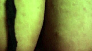 milf se masturba con dildo en la ducha