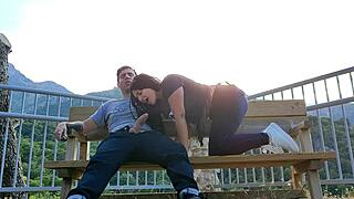 se la chupo al desconocido en la montaña