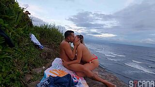 Casal flagrado transando na praia de São Paulo com foda anal ao ar livre
