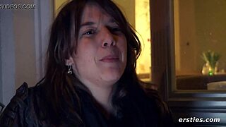 rösi rubs her shaved pussy