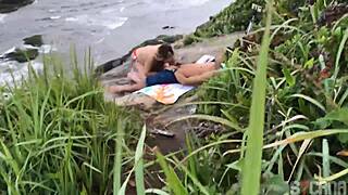 Casal flagrado transando na praia de São Paulo com foda anal ao ar livre