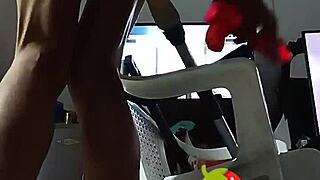 Tranny In Sexy Lingerie Zit Op En Dildo En Raakt Erg Opgewonden