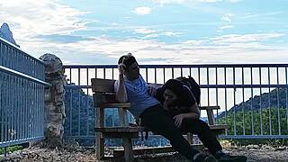 se la chupo al desconocido en la montaña