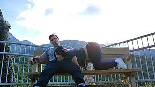 se la chupo al desconocido en la montaña