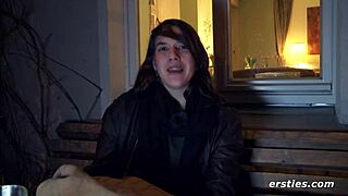 rösi rubs her shaved pussy