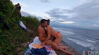 Casal flagrado transando na praia de São Paulo com foda anal ao ar livre