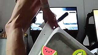 Tranny In Sexy Lingerie Zit Op En Dildo En Raakt Erg Opgewonden