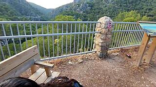 se la chupo al desconocido en la montaña