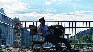 se la chupo al desconocido en la montaña