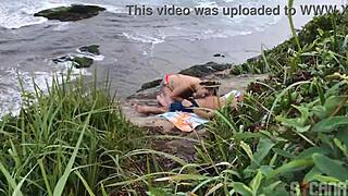 Casal flagrado transando na praia de São Paulo com foda anal ao ar livre