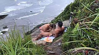 Casal flagrado transando na praia de São Paulo com foda anal ao ar livre