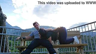 se la chupo al desconocido en la montaña