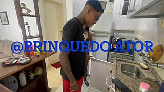 Petite Latina tempts building worker with her tight bocetinha