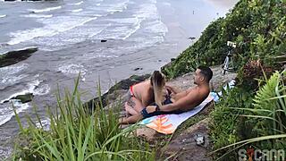 Casal flagrado transando na praia de São Paulo com foda anal ao ar livre