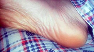 nicoletta ha camminato a piedi nudi per tutta la giornata e i suoi piedini sono distrutti e sporchi