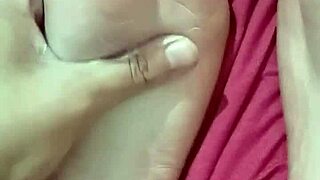 fazendo massagem cremosa nos meus pés bem devagarinho