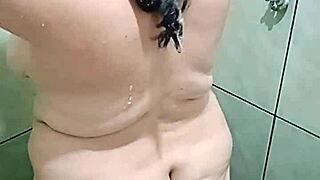 nem no banho ele me chupa os pés gostoso