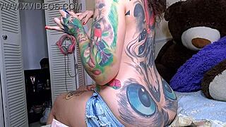 i spot stepmommy's huge ass crack as she paints nails unaware