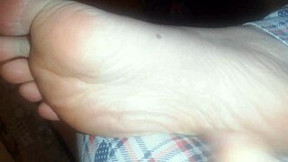 nicoletta ha camminato a piedi nudi per tutta la giornata e i suoi piedini sono distrutti e sporchi