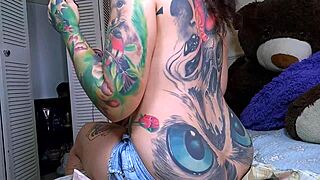 i spot stepmommy's huge ass crack as she paints nails unaware