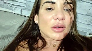 latina brunette exibicionista masturba buceta grande na chamada de vídeo pro fã