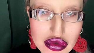 सिसी, पैंटी पहनकर मेरे चमकदार होंठ चूम ले!