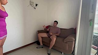 Minha colega de quarto... ela é uma porca total, vagabunda louca por pau grande!