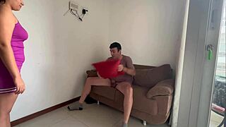 Minha colega de quarto... ela é uma porca total, vagabunda louca por pau grande!