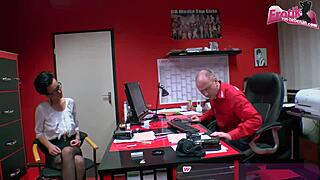 Geile Sekretärin Begs for Deutsches Office Gangbang Facial Cum!