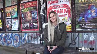 Zie natuurlijke tiener 18+ pik zuigen POV en diep in kut nemen