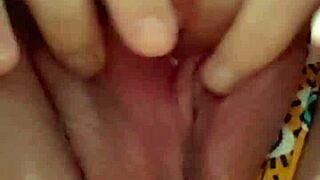 rubbing my clit close-up till i cum so wet