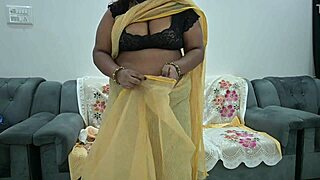 desi saree aunty casually shows off her tits