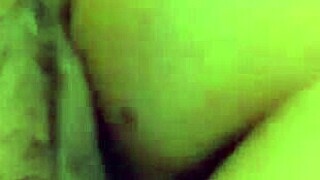 Braziliaanse milf Sarah's strakke kutje diep volgespoten in homemade passie