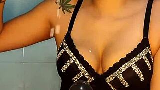 Geile Kolumbianerin stopft Dildo tief in Duschen-Fotze