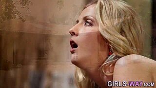 i'm craving that gorgeous lesbian threeway action