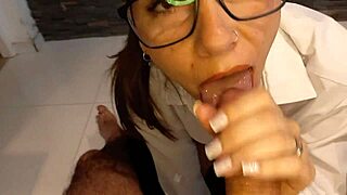 Aziatische babe geeft deepthroat pijpbeurt meesterwerk