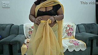 desi saree aunty casually shows off her tits