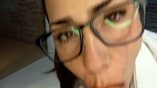 Aziatische babe geeft deepthroat pijpbeurt meesterwerk