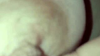 vuoi vedere il mio capezzolo da vicino sul piano?