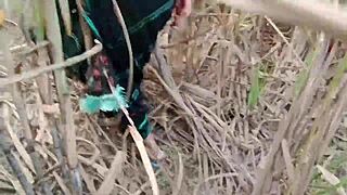 indian village girl pisses outdoors publicly first time!