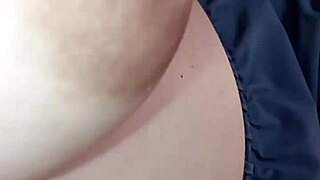 vuoi vedere il mio capezzolo da vicino sul piano?