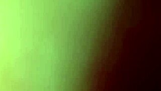 vuoi vedere il mio capezzolo da vicino sul piano?